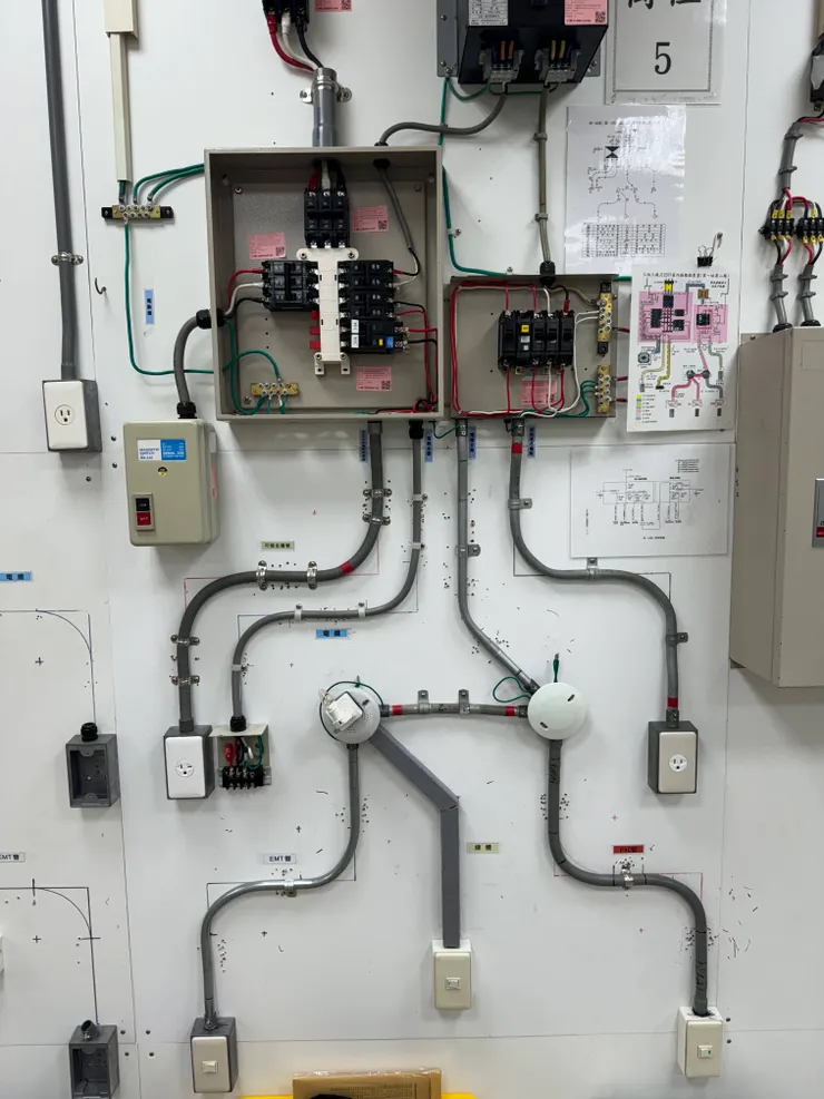 職訓會針對考取執照的「習題」，花大量的時間、不斷重複的練習，直到快狠準的完成。