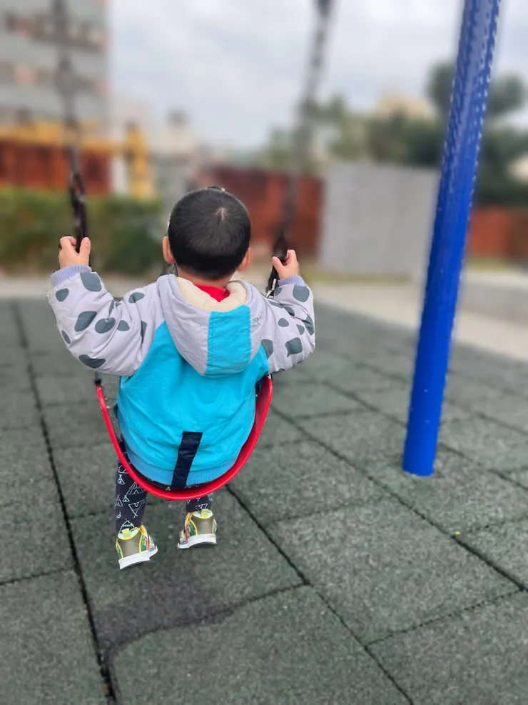 從家裡走路到郵局辦事情，結束後帶孩子到公園耗電