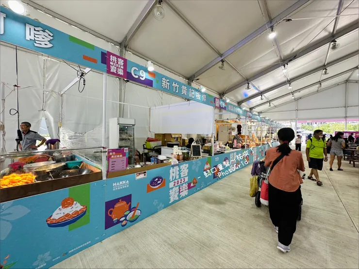 另一棚的這裡是各種客家小吃，比戶外高溫稍微舒適。