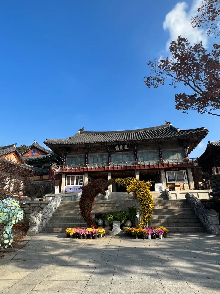 面對鳳棲樓,中間穿堂左側的辦公室裡有飲水機。