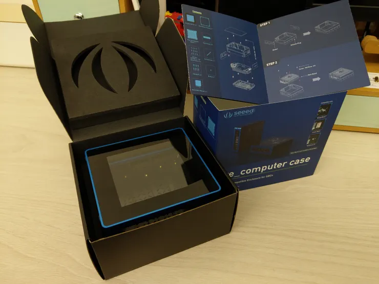 打開紙盒映入眼簾的是閃亮的烤漆邊框和透明的壓克力上蓋,說明書上也有標示除了樹莓派,還支援其他幾種嵌入式主機板,不過我只在乎樹莓派的部份!