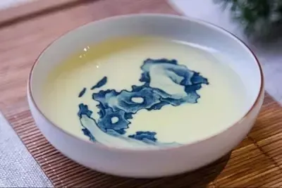 頂級綠茶嫩綠色的綠茶茶湯