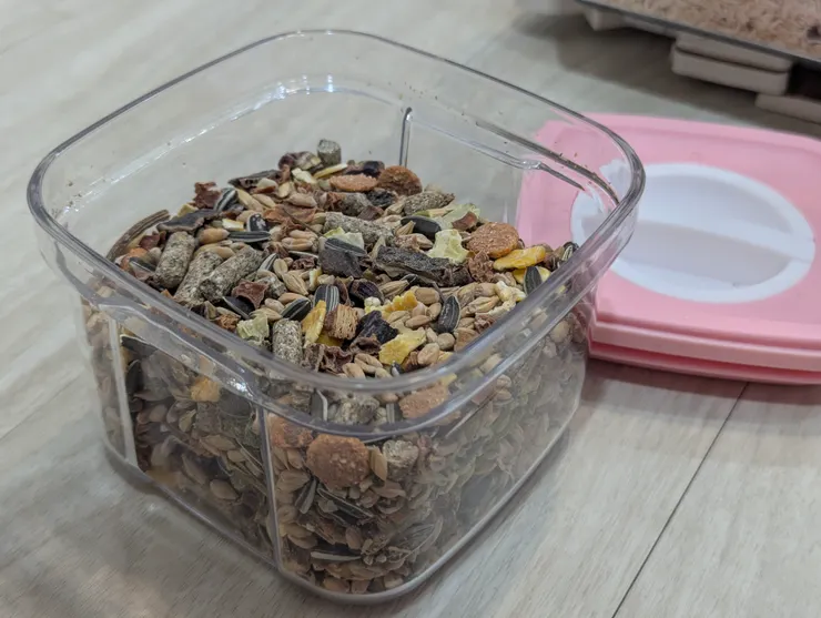 買回來的大包裝，用飼料密封罐分裝起來