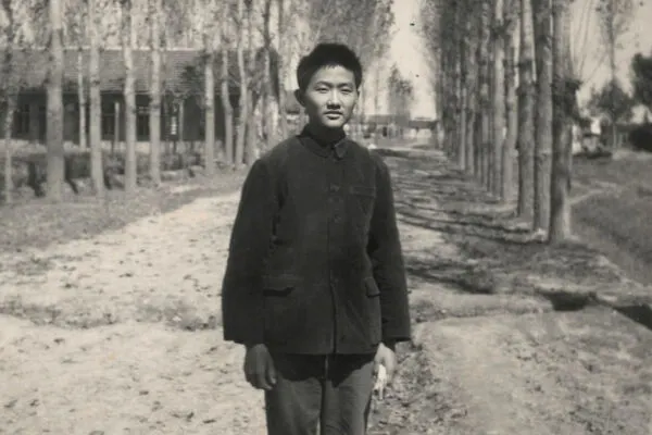 歷經六年，美國紐約州教育專家鮑承模完成了回憶錄《共產哀歌——紅旗下的歲月》，寫下在中國大陸32年的苦難經歷。圖為鮑承模攝於1973年於永安中學。（博大出版社提供）