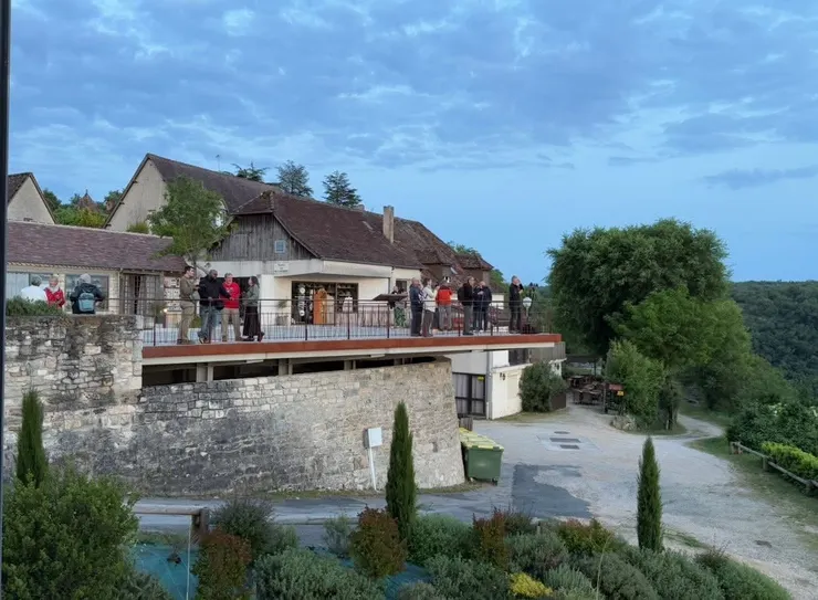 從餐廳望向展望台，已經有人卡好位子準備拍攝了