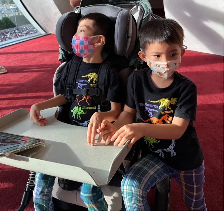 差七歲的兄弟，弟弟很常這樣牽著祐的手。