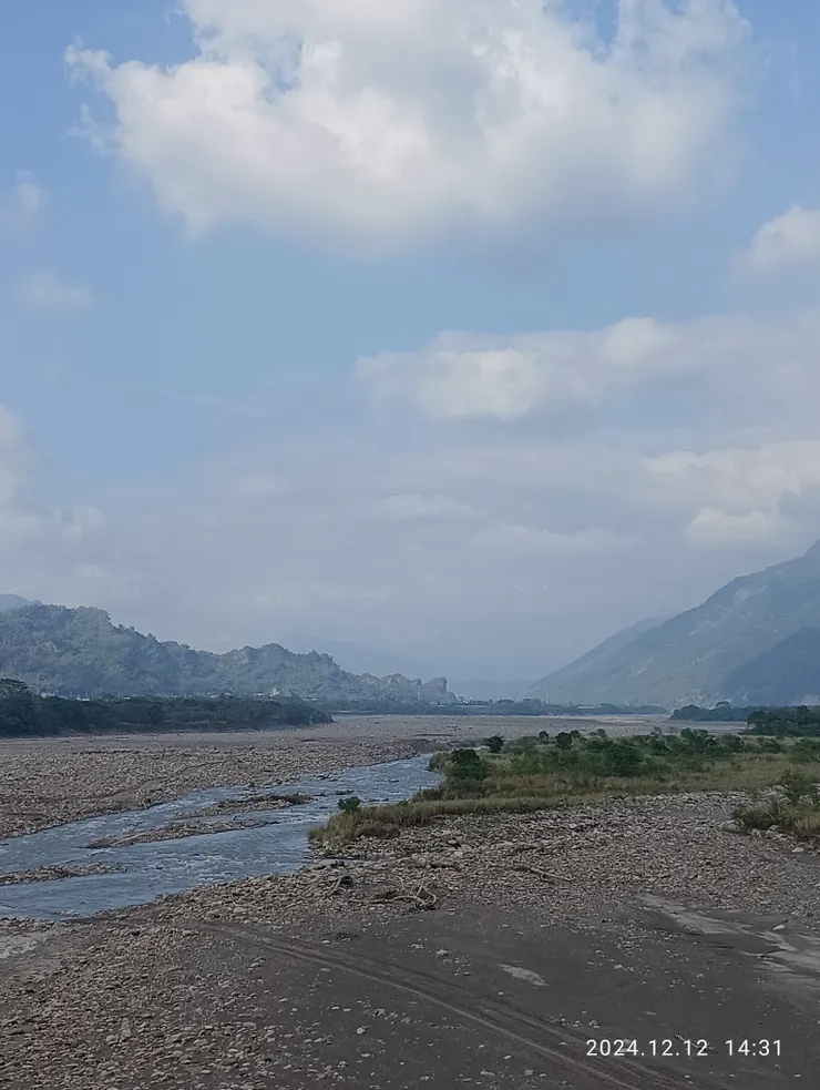 橋上新威，橋下荖濃，遠方十八羅漢山