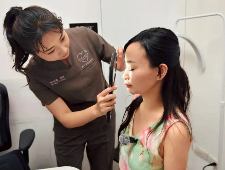  圖說：周宛儀醫師替患者評估；圖中患者與本文無關。（圖／真心皮膚科診所提供）