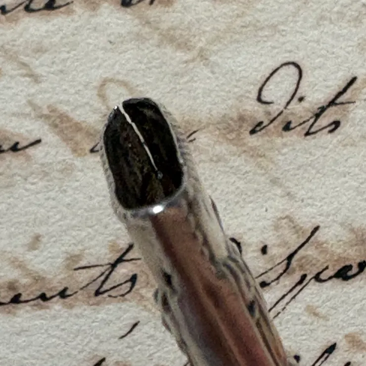 刀套一側也有一道小傷。