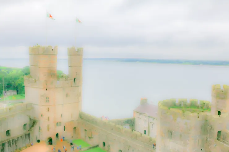 卡納芬城堡以及後方的梅奈海峽一景