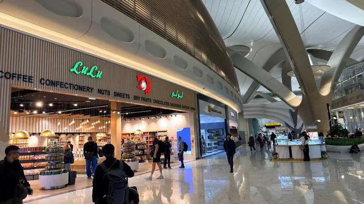 匆匆走過免稅店商場