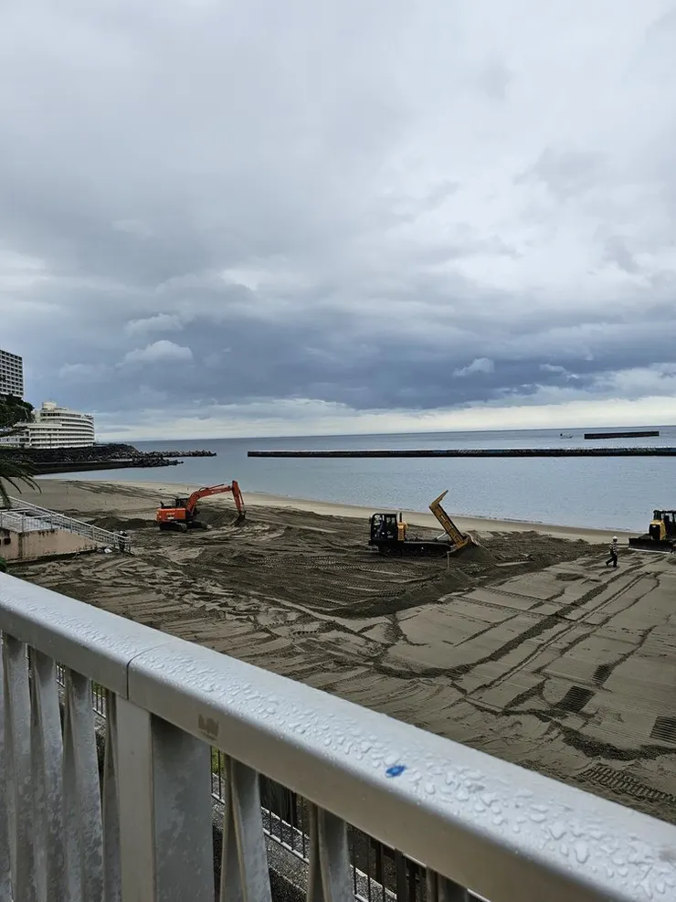 這是載運沙子到沙灘嗎?