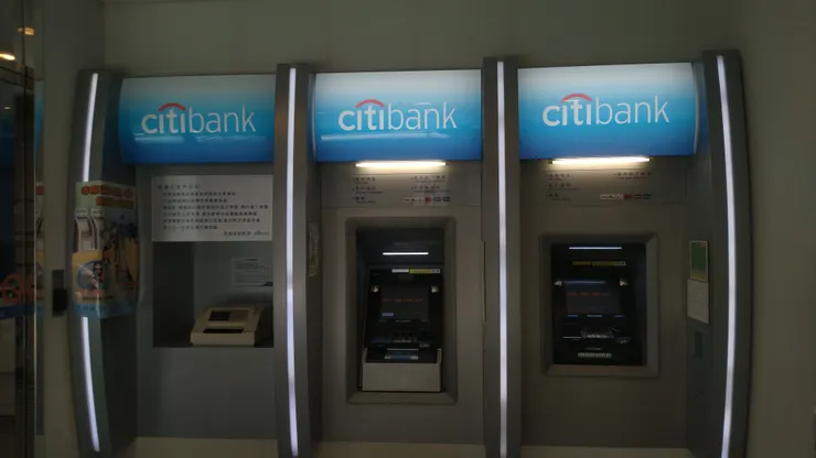 圖示：台灣的美商花旗銀行賣掉消費金融部門前，設立在分行的自動提款機。圖片來源為張居隱：https://www.shutterstock.com/zh-Hant/image-photo/2298871703