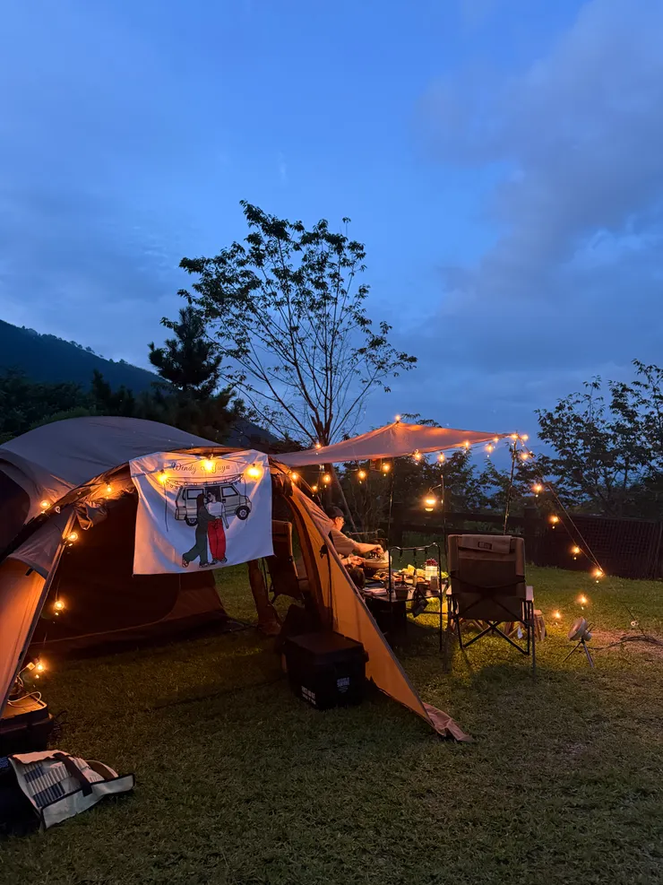 夕陽漸沉，暮色未深，燈串悄悄點亮我們的小天地。此刻，正是最美的陪伴。