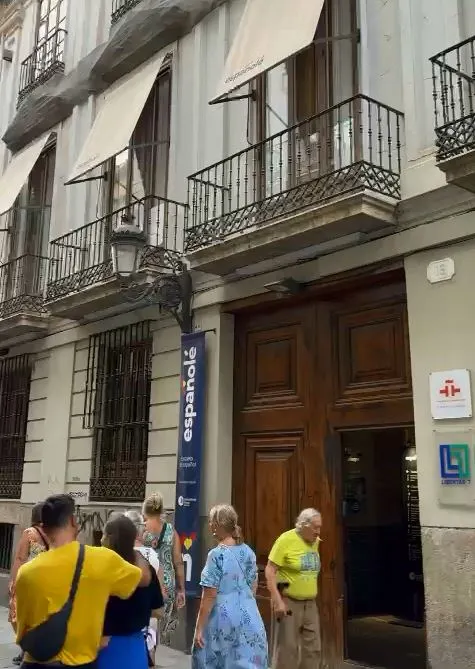 學校大門半敞的模樣