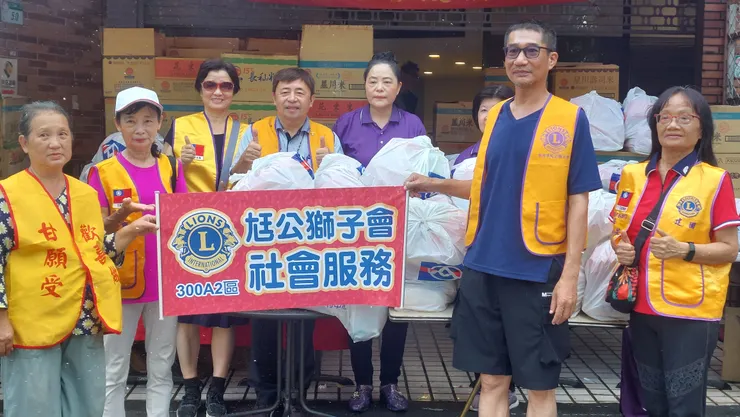 中間為臺北市尪公獅子會創會長張幸松伉儷