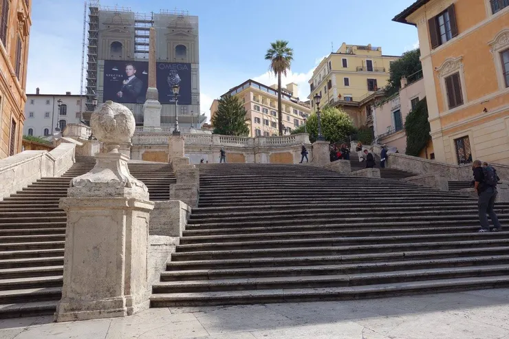 西班牙廣場是羅馬的逛街聖地，也是因為電影的關係而聲名遠播