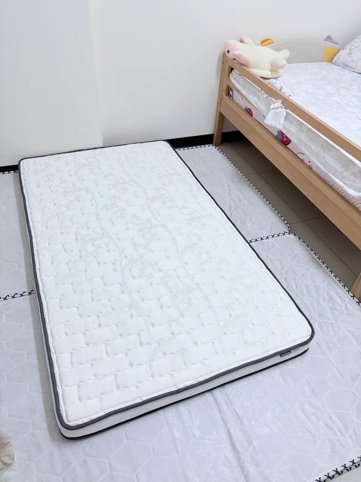 想窩加分薄床墊白色涼感包覆面，適合夏天與午睡使用