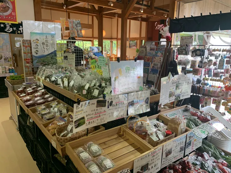 小巧的賣店，賣很多東西呢！好想通通買一份。