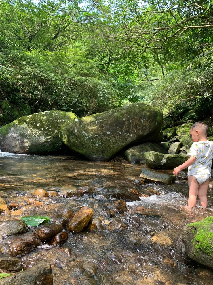 淺灘的河流,小孩很喜歡