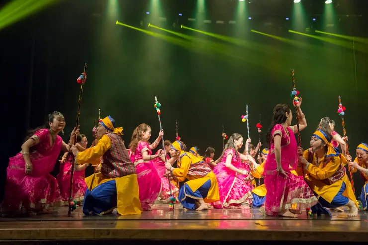 看看這些色瞇瞇的大漢，眼神黏在女角身上，口水都快要滴下來啦～真的演什麼像什麼！🤣