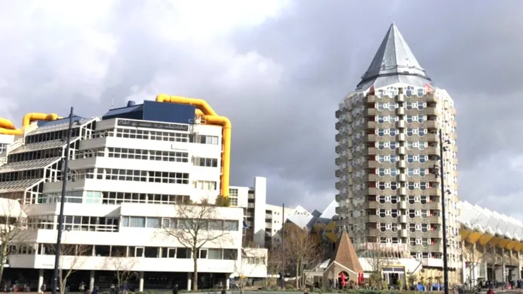 水管屋(左)與鉛筆屋(右)