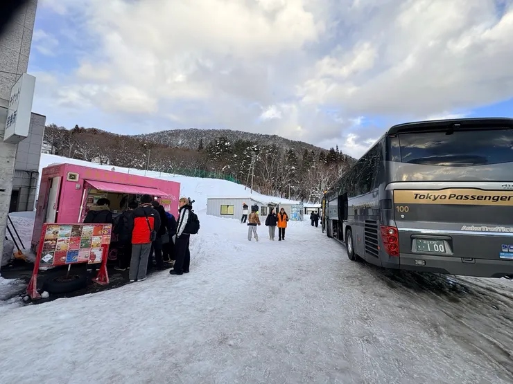接送一日來回雪場客人的大巴士。