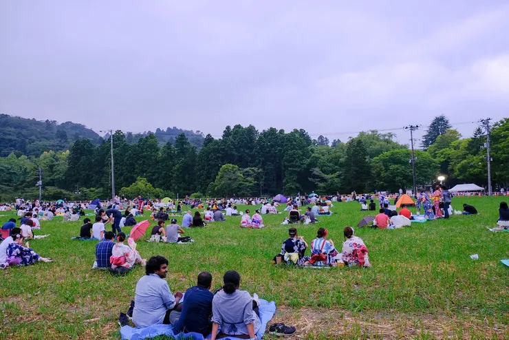 無料觀賞席需要自備野餐墊
