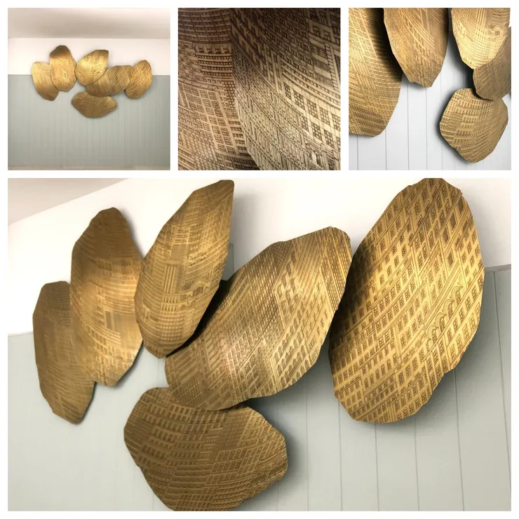 《漫步者（Flâneur）》展示於Barata Salgueiro 21，這棟建築位於自由大道，葡萄牙首都的黃金地段。作品直接手繪於黃銅上，將傳統街區與首都的當代精神帶入了室內空間。