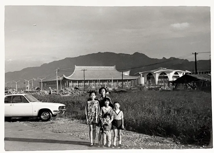 五兄弟姊妹。民國61年(1972)筆者家人拍攝，地點為忠孝東路四段 (C)版權所有/禁止轉載