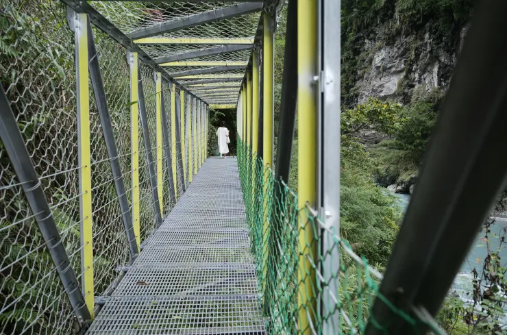 富源溪較上游處的新建鐵橋