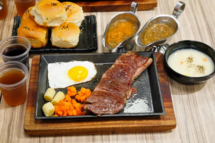 台南牛排推薦【魔力牛牛排館-安平店】安平聚餐美食新選擇│自選