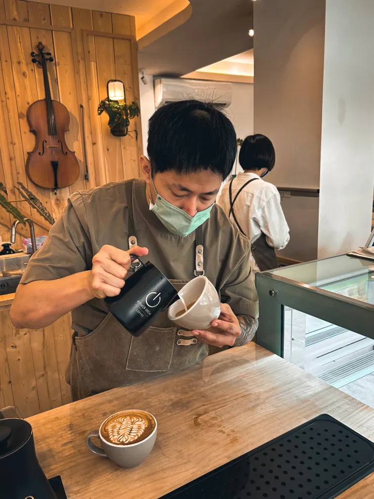 正在製作第二杯拿鐵的老闆 (2023.01.28)