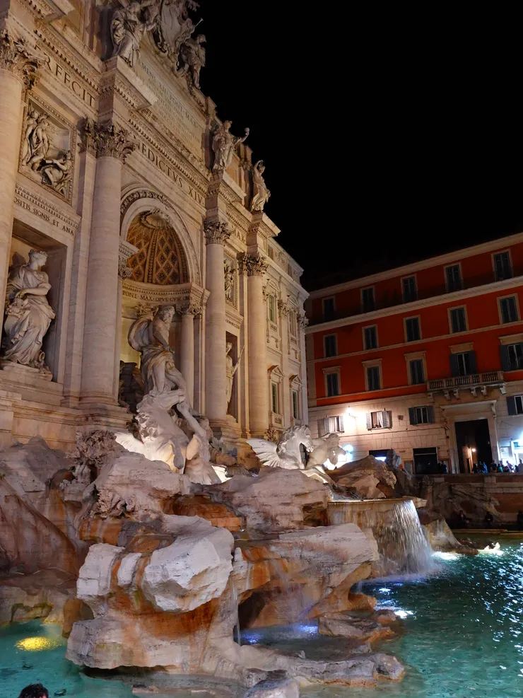 特雷維噴泉夜景，是我上次來羅馬沒能看到的，打光很美!