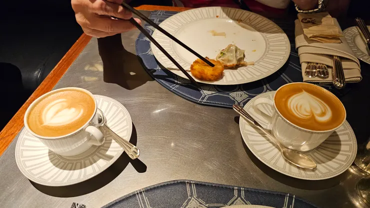 邱吉爾餐廳的咖啡會由工作人員端上來給客人!服務超頂!