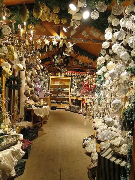 各式各樣的聖誕樹吊飾