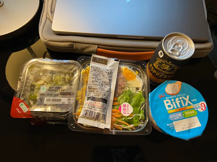 本日早餐。ねばねば沙拉真的很棒欸，不過其實一開始以為裡面會有納豆（實際上沒有，是秋葵）