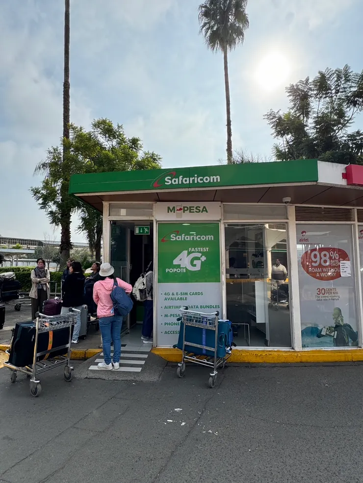 排隊辦SIM卡，請找Safaricom (部分偏遠或是區域死角仍然有可能沒網路，但網速是OK的)