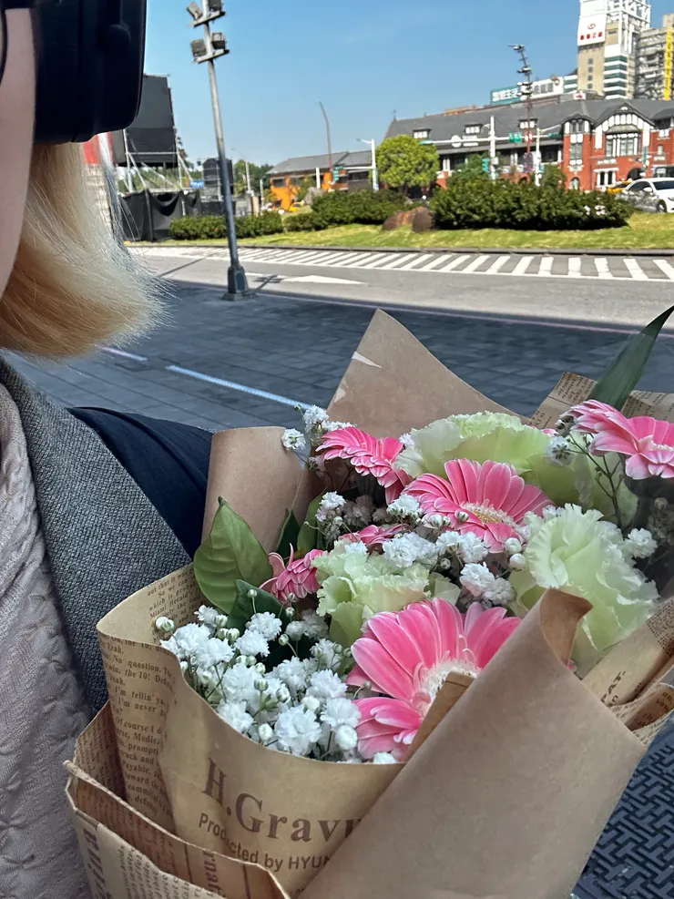 最近發現買花會讓自己一天的心情都變得明亮。