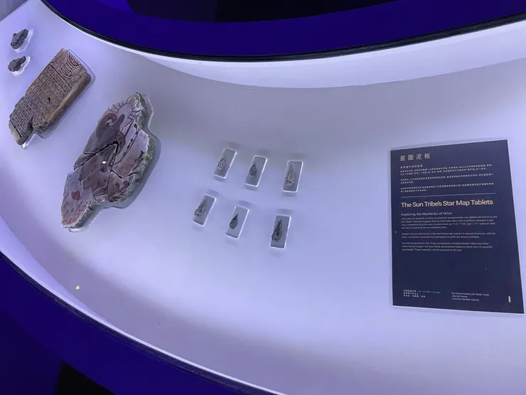 看起來像上古文明的遺物，其實那些文字般的符碼，都與《九日》中的自創文字相仿／ 照片：石貿元  提供