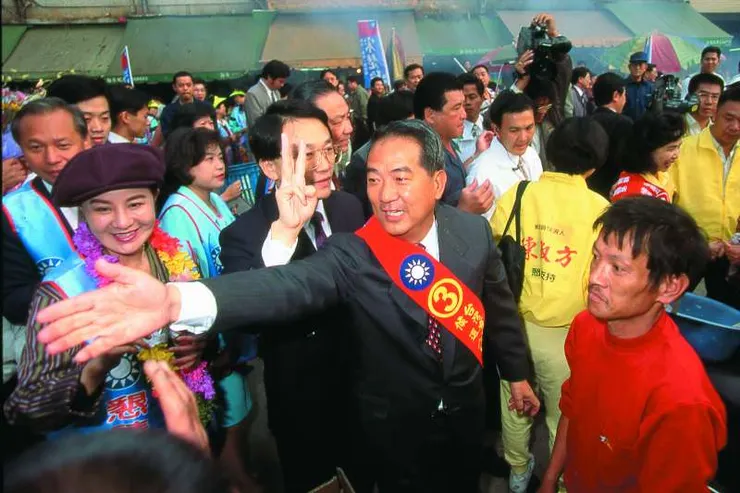 1994年的宋省長算是歷史上首次由台灣全體人民選出的政治人物,意氣風發的當時!這是我輩七年級生,大多數人有記憶以來卻又逐漸淡忘的首次民主政治選舉 (照片引自新新聞-風傳媒)