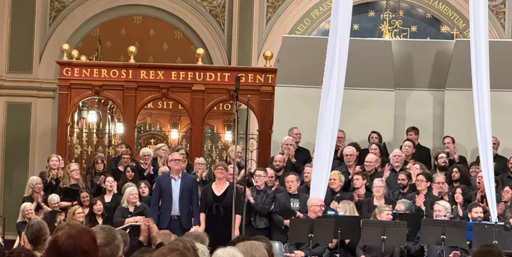 左前方兩位站立的一男一女是合唱團的指導老師，那位女士是我們的團長，第三個合唱團的團長還沒走到這裡，所以不在相片裡。照片中可見合唱團員們紛紛微笑鼓掌，沒有他們的教導，我們無法體驗與交響樂配合的滋味。