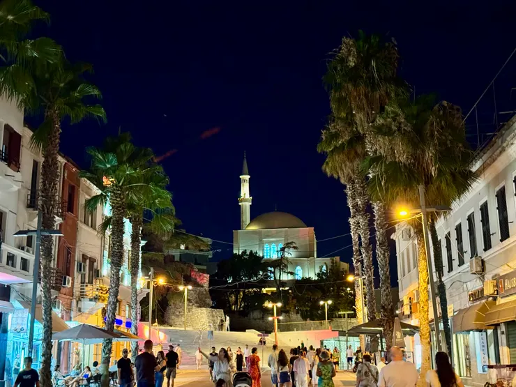 羅馬遺跡圍繞著古城區,大道的盡頭就是清真寺