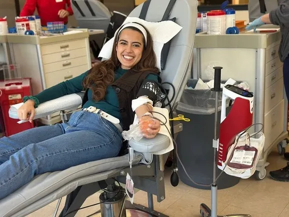 參與結業紀念特別志工服務的新天地約翰枝派華盛頓特區教會結業生進行捐血的情景。