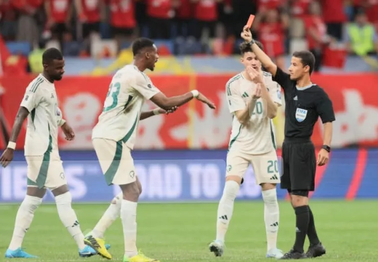 卡諾直接領紅牌被逐離場