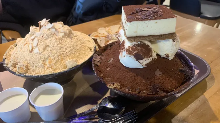 除了裡面是雪花冰，外面用滿滿的粉覆蓋，真的有種在雪地感。