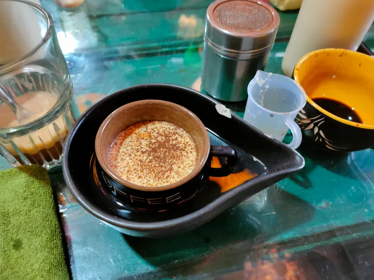 蛋咖啡只用蛋黃，最後用熱水加熱，據說是可以去腥味