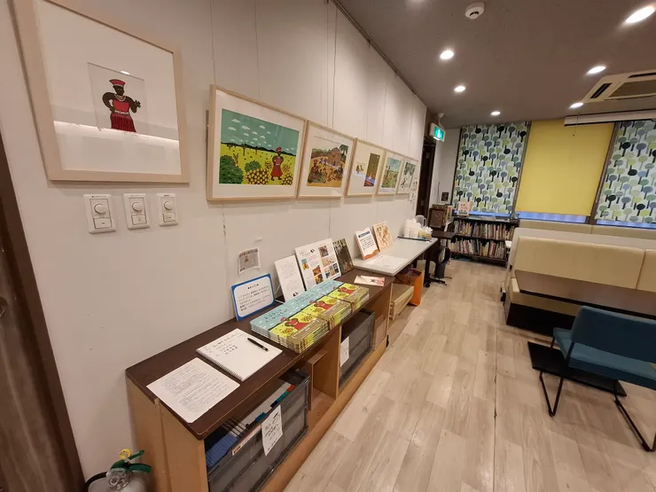 展覽4：這邊是出餐櫃檯後方的獨立空間，適合帶小小孩的人在這休息，也有展覽。