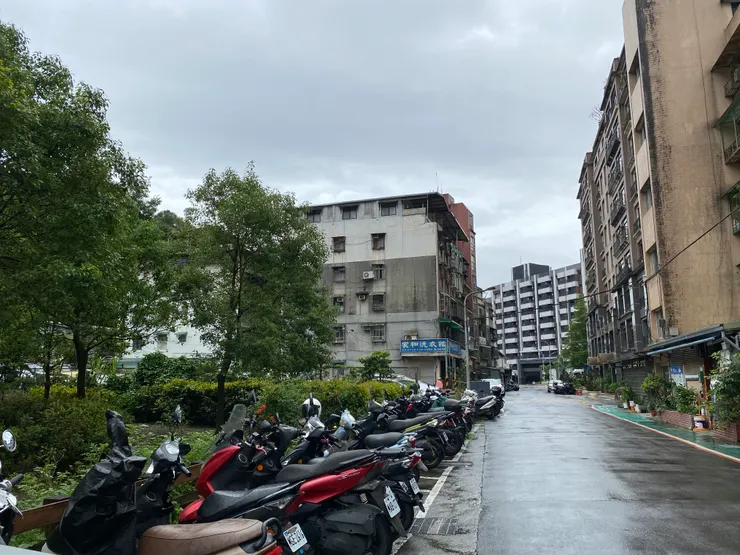 原本的埤腹新村，已改為公園及停車場。白色嶄新的建築是社會住宅
