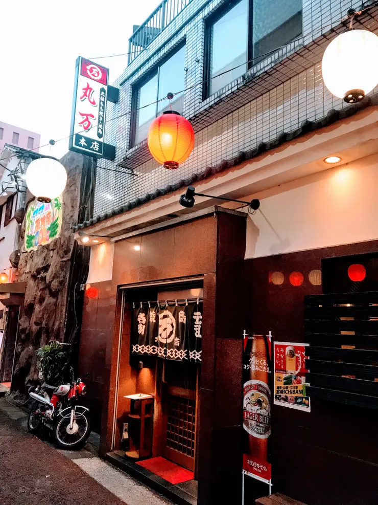位於九州宮崎縣的丸萬本店，是一間藏在巷弄間的居酒屋